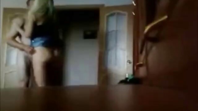 Adolescente de pelo negro recibe un videos de sexo caseros colombianos creampie de la masajista